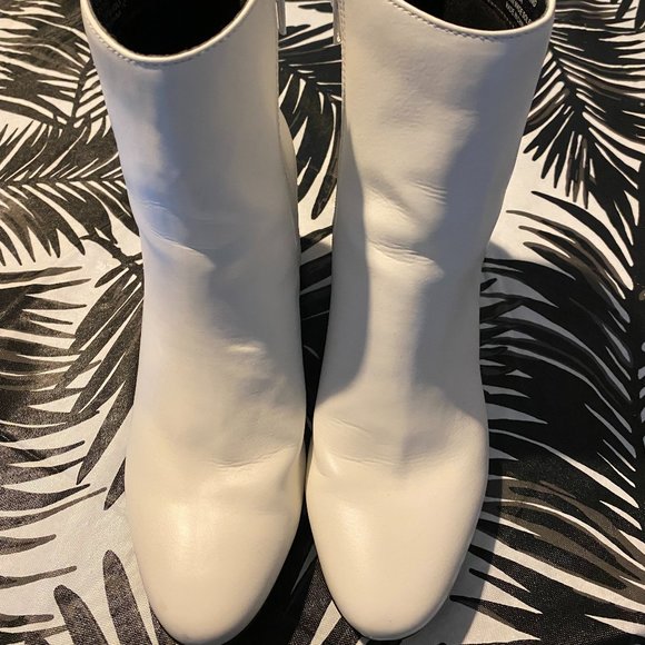 White hot boots! - Picture 1 of 8